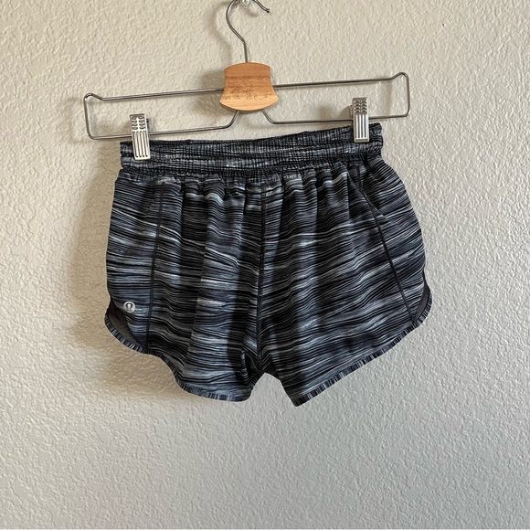 Lululemon Hotty Hot Short II 2.5" Women’s 4 Gray Black Striped - Picture 5 of 11